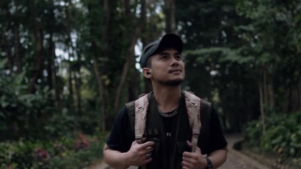 Asian Man Black Hat Walking While Exploring Forest Mountains Morning — Stock Video