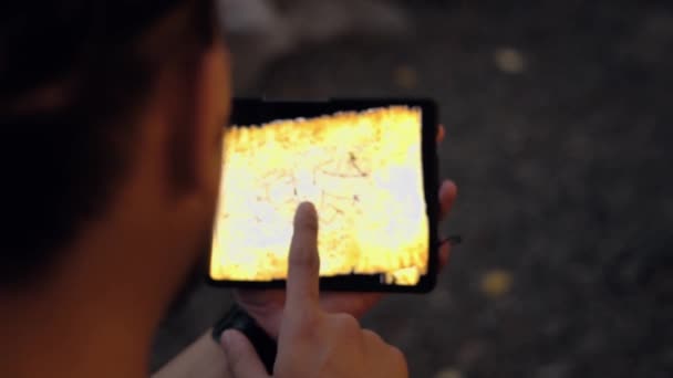 Ένας Ασιάτης Κοιτάζει Ένα Χάρτη Στο Χέρι Του Ενώ Περπατάει — Αρχείο Βίντεο