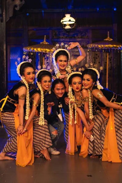 Groupe Danseurs Javanais Fait Des Grimaces Amusantes Tout Prenant Des — Photo