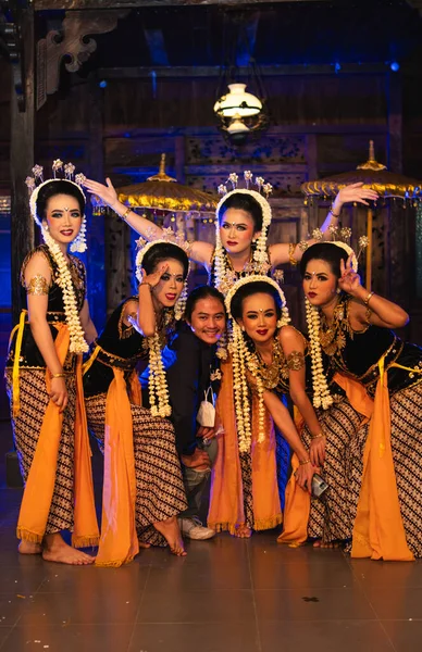 一群爪哇舞蹈演员在晚上一起在舞台上拍照时 脸上露出滑稽的表情 — 图库照片