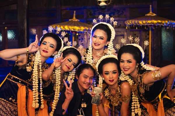 Eine Gruppe Javanischer Tänzer Macht Lustige Gesichter Während Sie Nachts — Stockfoto
