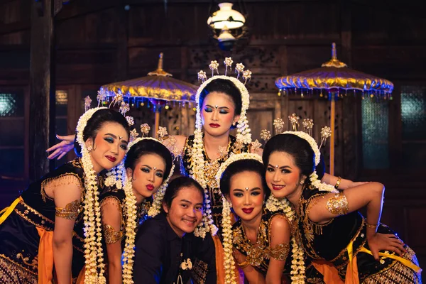 Skupina Javánských Tanečníků Dělá Legrační Obličeje Když Spolu Noci Fotí — Stock fotografie