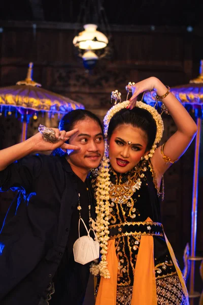 Danseur Javanais Prenant Des Photos Avec Des Fans Sur Scène — Photo