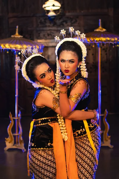 Две Яванские Танцовщицы Жёлтых Шарфах Фотографируются Смешными Лицами Сцене — стоковое фото