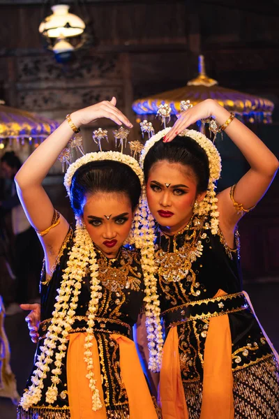 Дві Яванські Танцюристи Жовтих Шарфах Фотографують Смішними Обличчями Сцені — стокове фото