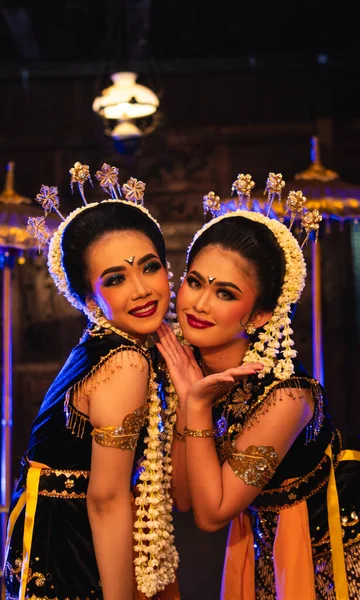 Две Яванские Танцовщицы Жёлтых Шарфах Фотографируются Смешными Лицами Сцене — стоковое фото