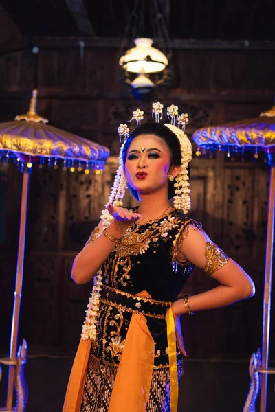 Danseur Javanais Jasmin Châle Jaune Prend Selfies Sur Scène Après — Photo