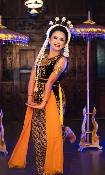 Χορεύτρια Από Την Ιάβα Στο Γιασεμί Και Ένα Κίτρινο Σάλι — Φωτογραφία Αρχείου