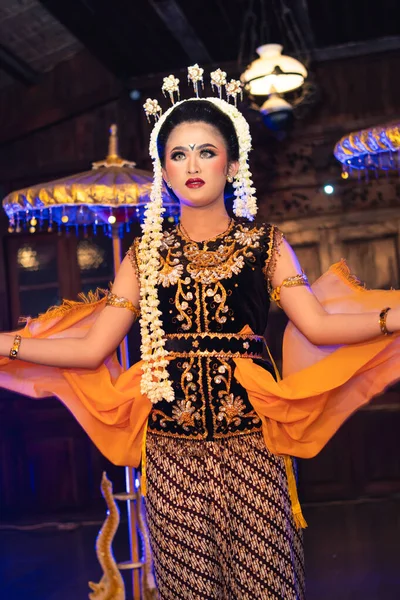 Bir Java Dansçısı Altın Bir Kostüm Sarı Bir Şalla Dans — Stok fotoğraf