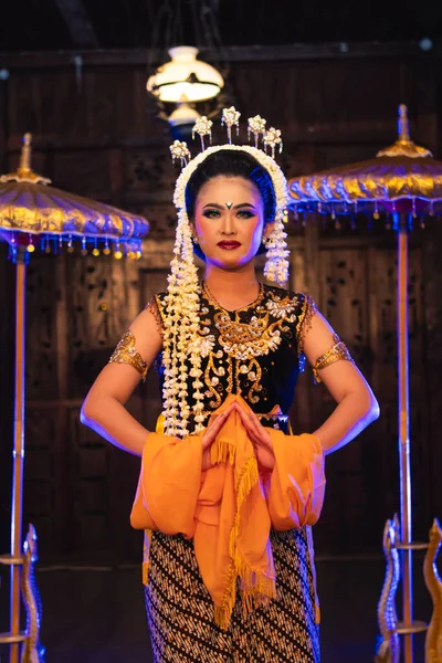 Eine Javanische Tänzerin Tanzt Goldenem Kostüm Und Gelbem Schal Nachts — Stockfoto
