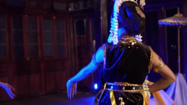 Bir grup Javalı dansçı, geceleri çok zarif bir şekilde bir köşkte dans eder.