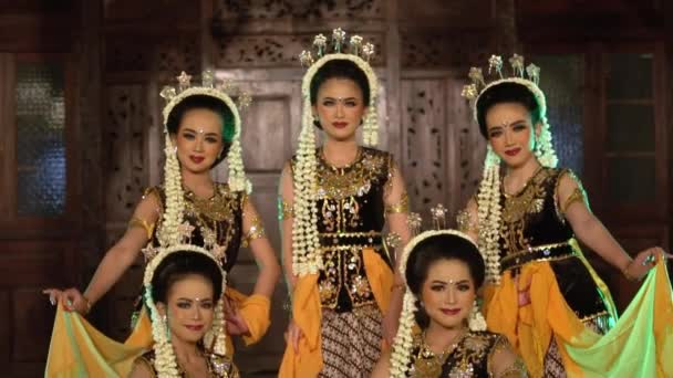 在表演期间 一群在传统房子里穿着茉莉花和黄布的爪哇舞者在一起摆姿势 — 图库视频影像