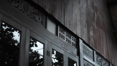 Gün boyunca kahverengi desenli ve vitray pencereli geleneksel bir ev.