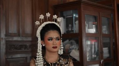 Bir Cava gelini, düğün töreninde kafasına yasemin, yüzüne de makyaj yapar.