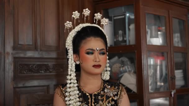 Uma Noiva Javanesa Usa Jasmim Cabeça Maquiagem Rosto Durante Uma — Vídeo de Stock