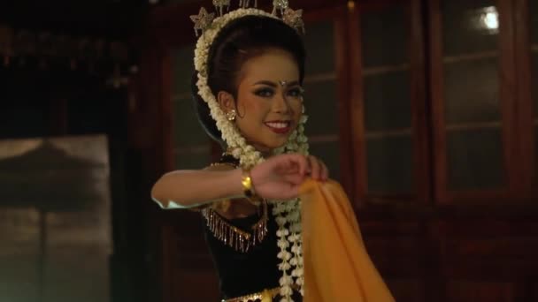 Indonezyjski Tancerz Uśmiecha Się Tradycyjnej Sukience Nazwie Kemben Nocy — Wideo stockowe