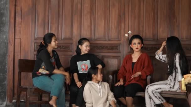 Skupina Indonéských Žen Povídá Svými Přáteli Tradičním Domě Před Hnědou — Stock video
