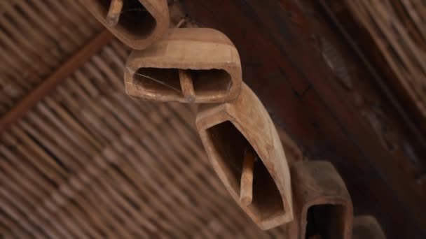 悬挂在褐色竹子天花板上的传统饰物 — 图库视频影像