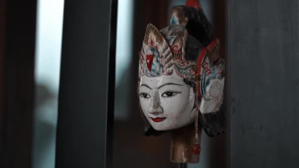 Uma Boneca Madeira Chamada Wayang Branca Usa Uma Coroa Armário — Vídeo de Stock