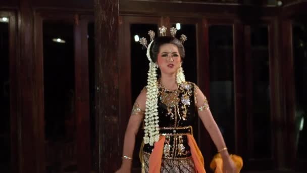 Javanesisk Dansare Svart Kostym Ser Väldigt Glad När Hon Bär — Stockvideo