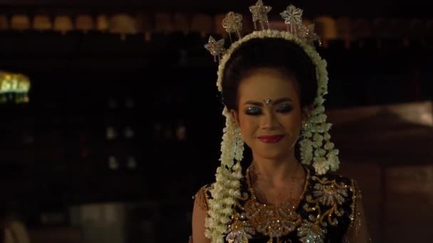 インドネシアのダンサーが笑顔で 夜はトーレンという伝統的なドレスを着ています — ストック動画