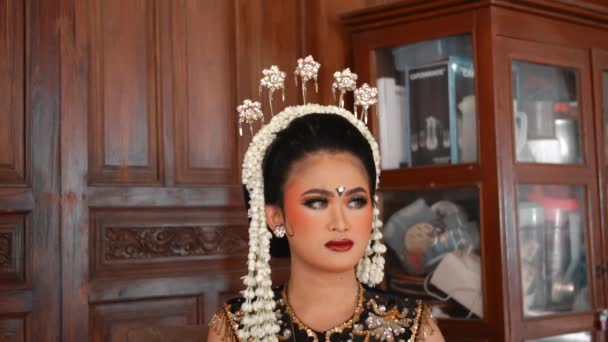 Een Javaanse Bruid Draagt Jasmijn Haar Hoofd Make Haar Gezicht — Stockvideo