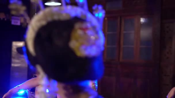 Группа Яванских Танцоров Танцует Сцене Мягко Красиво Носят Жасмин Ночью — стоковое видео