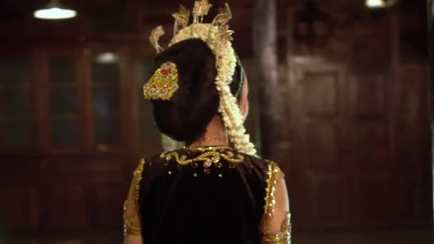 집에서 아름답게 전통적인 드레스에 아시아 — 비디오