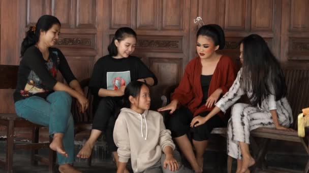 Indonéz Nők Egy Csoportja Csevegett Barátaival Egy Hagyományos Házban Egy — Stock videók