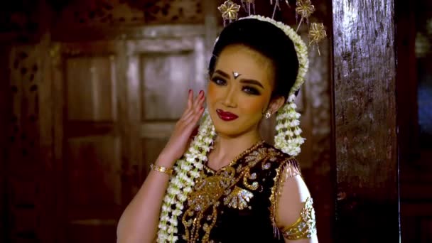 Een Javaanse Bruid Glimlacht Prachtig Terwijl Nachts Jasmijn Haar Hoofd — Stockvideo