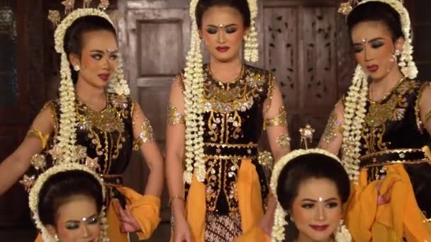 Grupo Dançarinos Javaneses Posa Juntos Enquanto Vestindo Jasmim Pano Amarelo — Vídeo de Stock