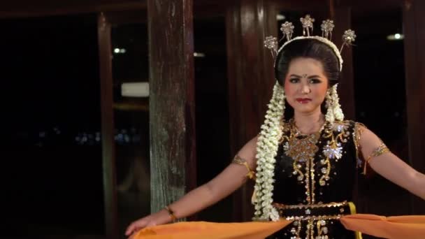 Jawajska Tancerka Czarnym Kostiumie Wygląda Bardzo Szczęśliwą Gdy Podczas Tańca — Wideo stockowe