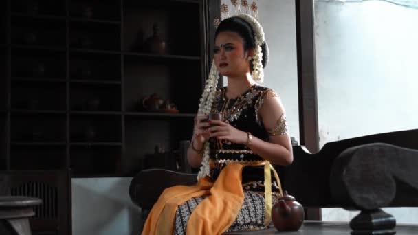 าสาวชาวจาวานก มชาหน วยในห องน งเล นพร อมเก าตาลในตอนเช — วีดีโอสต็อก