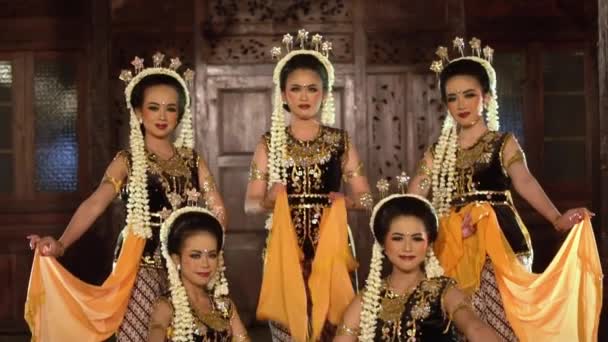 Een Groep Javaanse Dansers Poseert Samen Tijdens Het Dragen Van — Stockvideo