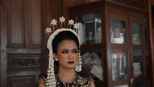 Una Sposa Giavanese Indossa Gelsomino Sulla Testa Trucco Sul Viso — Video Stock