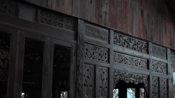 茶色のパターンとステンドグラスの窓のある伝統的な家 — ストック動画