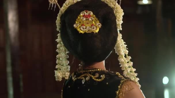 Uma Dançarina Asiática Vestido Tradicional Posando Muito Bem Uma Casa — Vídeo de Stock