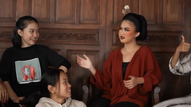 Grupo Mujeres Indonesias Están Charlando Con Sus Amigos Una Casa — Vídeo de stock