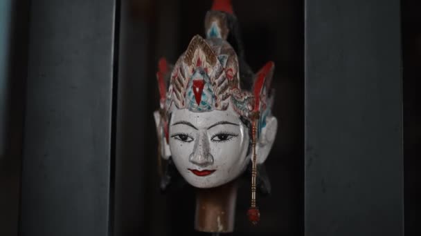 Uma Boneca Madeira Chamada Wayang Branca Usa Uma Coroa Armário — Vídeo de Stock