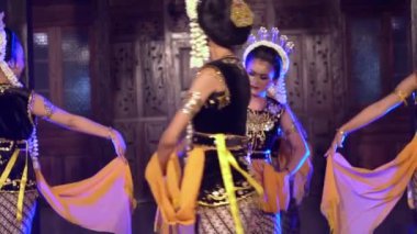 Bir grup Javalı dansçı, gece yasemin sürerken çok yumuşak ve güzel bir şekilde sahnede dans ediyor.