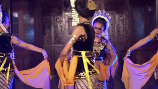 Grupo Dançarinos Javaneses Dança Palco Muito Suavemente Belamente Usar Jasmim — Vídeo de Stock