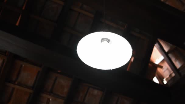 Lampa Med Vitt Ljus Hänger Ovanför Taket Ett Traditionellt Hus — Stockvideo