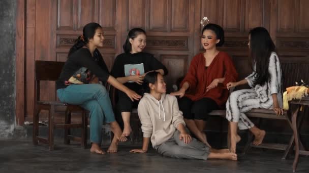Grupo Mulheres Indonésias Estão Conversando Com Seus Amigos Uma Casa — Vídeo de Stock