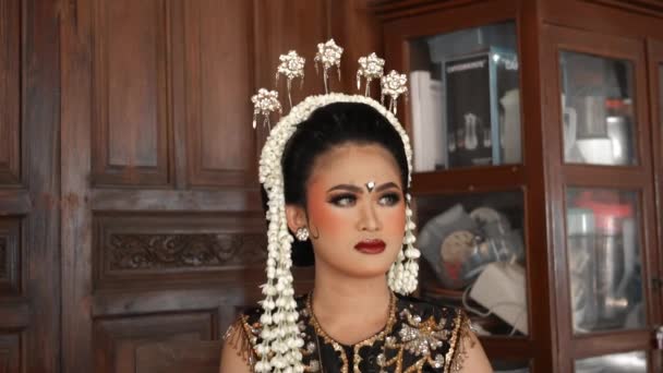 Une Mariée Javanaise Porte Jasmin Sur Tête Maquillage Sur Visage — Video