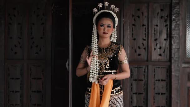 Javanese Nevěsta Otevře Velmi Elegantní Krásné Dřevěné Dveře Tradičním Domě — Stock video