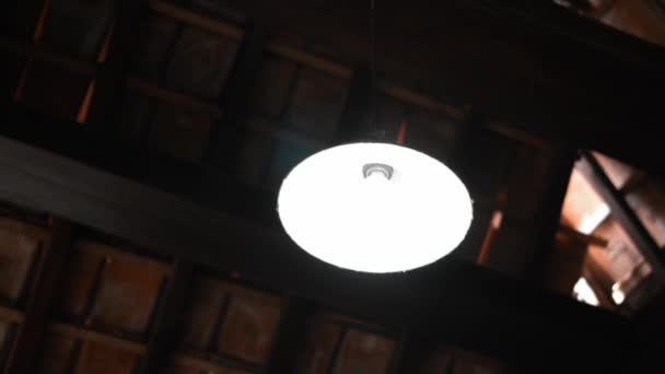 Lampa Bílým Světlem Visí Nad Stropem Tradičním Domě — Stock video