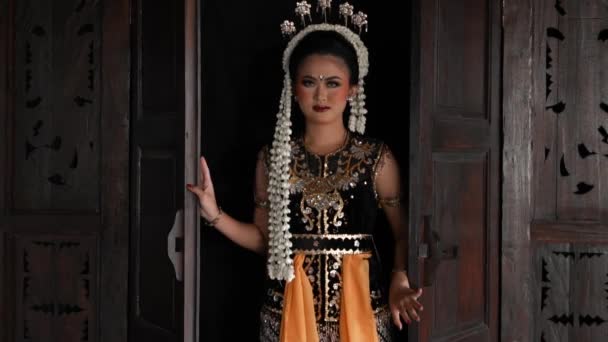 Javanese Nevěsta Otevře Velmi Elegantní Krásné Dřevěné Dveře Tradičním Domě — Stock video