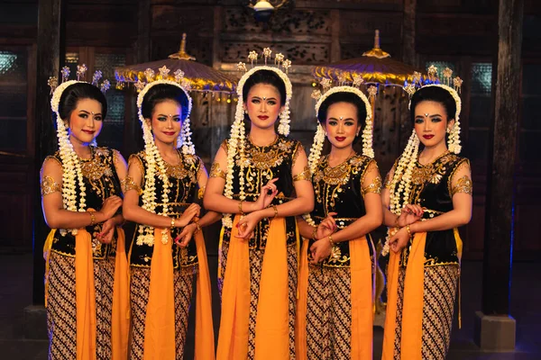 Een Groep Javaanse Dansers Die Met Hun Vrienden Gele Kostuums — Stockfoto