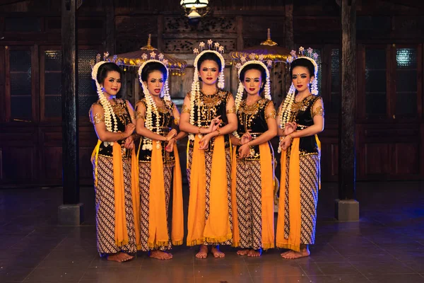 Grupa Jawajskich Tancerzy Stojących Przyjaciółmi Żółtych Kostiumach Szałasach Scenie — Zdjęcie stockowe