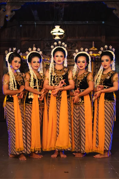 Group Javanese Dancers Standing Friends While Wearing Yellow Costumes Shawls — Stock Photo, Image